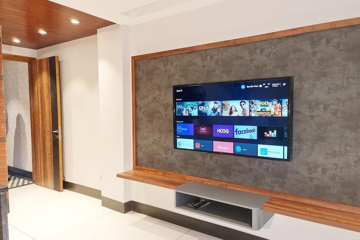 Apt# One-Four-Two - With Lift - High Speed Wifi - Smart Tv New Delhi Exteriör bild