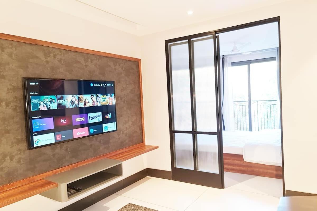Apt# One-Four-Two - With Lift - High Speed Wifi - Smart Tv New Delhi Exteriör bild