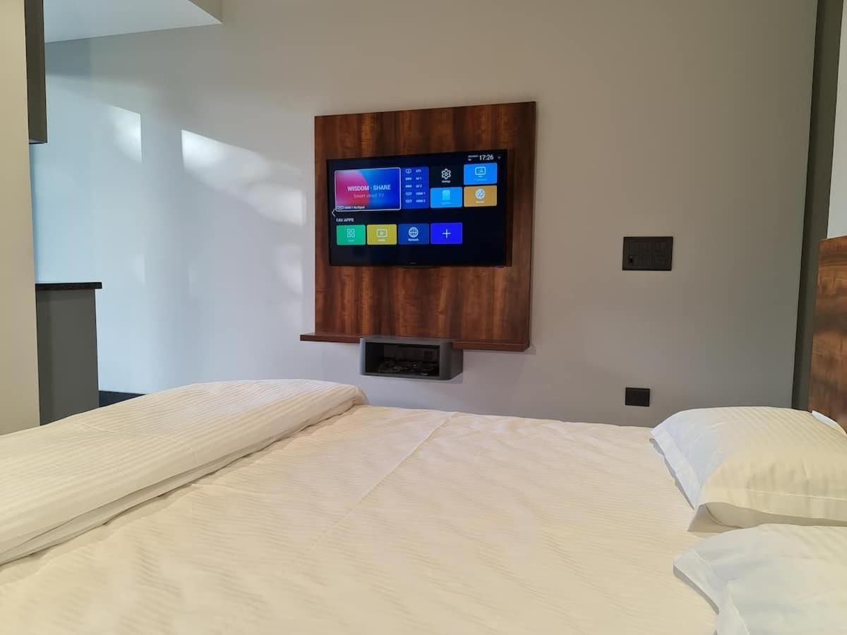 Apt# One-Four-Two - With Lift - High Speed Wifi - Smart Tv New Delhi Exteriör bild
